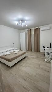 ein Schlafzimmer mit einem großen Bett und einem Schreibtisch in der Unterkunft La Casa di Giada in San Cataldo