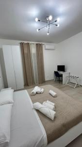 une chambre avec un grand lit avec des serviettes dessus dans l'établissement La Casa di Giada, à San Cataldo