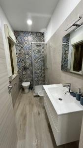 ein Badezimmer mit Waschbecken, Dusche und Toilette in der Unterkunft La Casa di Giada in San Cataldo + 2 Fotos