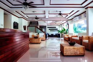 Puerto PrincesaにあるIpil Suites Puerto Princesaの籐の椅子とテーブルのあるロビー