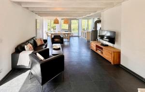 TV/trung tâm giải trí tại Gorgeous Home In Röbel With Sauna +12 ảnh