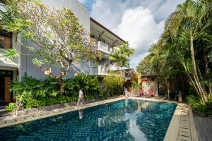 Swimmingpoolen hos eller tæt på Pondok Sari Kuta