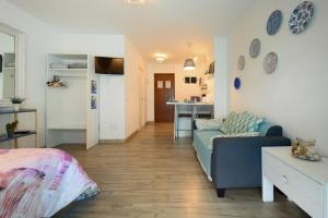 ein Wohnzimmer mit Sofa und eine Küche in der Unterkunft Cozy Flat Simona Costa del Sol in Benalmádena