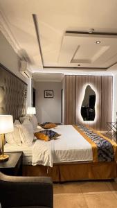 En eller flere senge i et værelse på فندق خاتم الخاتم للضيافة السياحي