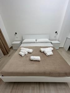 ein Schlafzimmer mit einem Bett mit Handtüchern darauf in der Unterkunft La Casa di Giada in San Cataldo