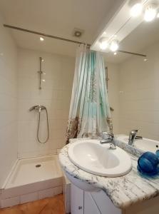 een badkamer met een wastafel en een ligbad bij Charmante Maison De Village 60 M² in Mollans-sur-Ouvèze +15 foto's