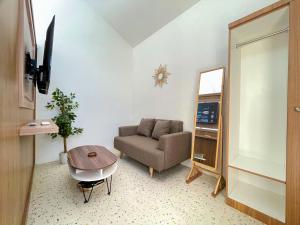 ein Wohnzimmer mit Sofa und Tisch in der Unterkunft Oasis Montana Jogja in Ngemplak