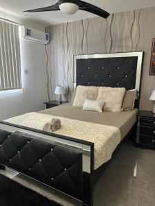 キングストンにあるDeluxe One Bedroom Apartment in Kingstonのベッドルーム1室(大型ベッド1台、黒いヘッドボード付)