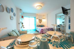 ein Wohnzimmer mit Tisch und Bett in der Unterkunft Cozy Flat Simona Costa del Sol in Benalmádena + 32 Fotos