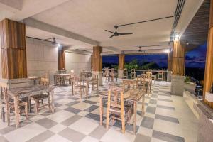レンボンガン島にあるD'Gume Villas Lembonganのチェッカーフロアのレストラン