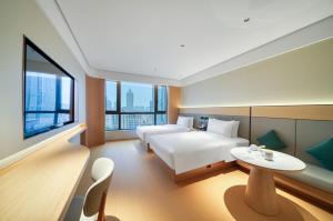 Postel nebo postele na pokoji v ubytování JI Hotel Hangzhou Xiaoshan MixC