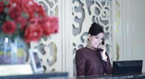 KampungdurianにあるHW Hotel Padangのパソコン前の携帯電話で話している女性 +146枚の写真