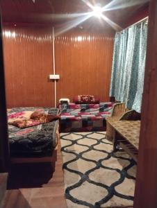 Postel nebo postele na pokoji v ubytování Milestone cafe and homestay