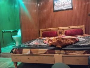 Postel nebo postele na pokoji v ubytování Milestone cafe and homestay