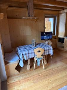 a room with a table and chairs in a cabin at Precumon 8'1 in Arabba