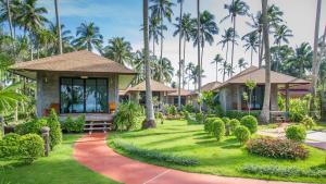 een resort met palmbomen op de achtergrond bij Medee Resort in Ko Kood