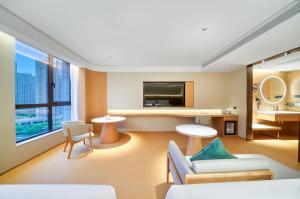 TV a/nebo společenská místnost v ubytování JI Hotel Hangzhou Xiaoshan MixC