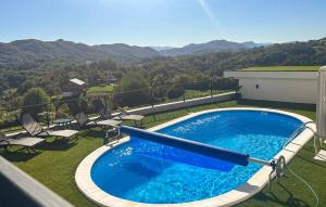 Nespecifikovaný výhled na hory nebo výhled na hory při pohledu z prázdninového domu