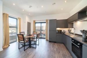 Køkken eller tekøkken på Dockside Apt, Quay Views, City Vibes