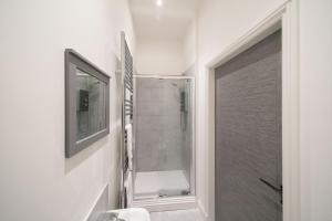 Et badeværelse på Dockside Apt, Quay Views, City Vibes + 15 billeder