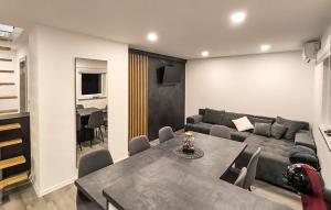 Posezení v ubytování Beautiful Home In Poredje With Sauna