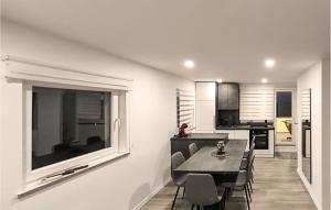 Kuchyň nebo kuchyňský kout v ubytování Beautiful Home In Poredje With Sauna