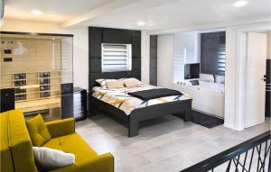 Postel nebo postele na pokoji v ubytování Beautiful Home In Poredje With Sauna