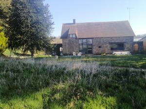 a house in the middle of a field at Maisonnette meublée à la campagne in Ernée