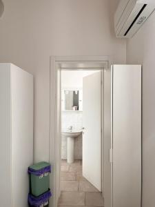 フォルリにあるPorta Merlonia houseの洗面台と鏡のあるバスルーム