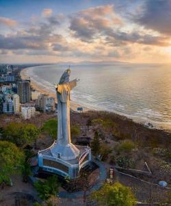 eine Vogelstatue auf einem Strand in der Unterkunft Dalat House in Vũng Tàu