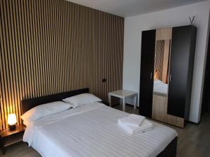 Un dormitorio con una gran cama blanca y un espejo. en Vila Puiu Borsa MM, en Borşa 27 fotos más