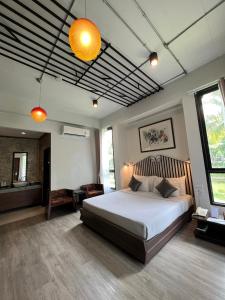 une chambre avec un grand lit dans une pièce dans l'établissement Horizon Village & Resort, à Doi Saket