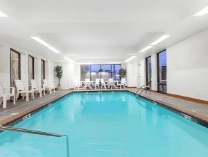 Bazén v ubytování Days Inn Springfield South nebo v jeho okolí