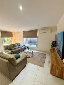 Et tv og/eller underholdning på The boathouse - 1 or 2 houses side by side