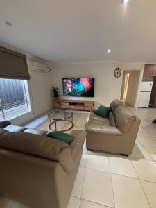 Et tv og/eller underholdning på The boathouse - 1 or 2 houses side by side