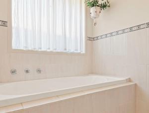 Et badeværelse på The boathouse - 1 or 2 houses side by side + 4 billeder