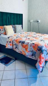 En eller flere senge i et værelse på La Bushka Guesthouse