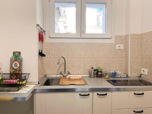 フォルリにあるPorta Merlonia houseのシンクと窓のあるキッチンカウンター +46枚の写真