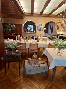 ein Speisesaal mit Tischen und Stühlen in einem Restaurant in der Unterkunft HeiMaT Häusle - Heike Marcus Tiny-houses in Cleebronn