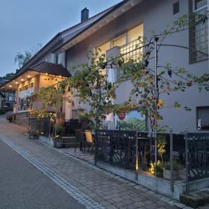ein Gebäude mit Tischen und Stühlen auf einer Straße in der Unterkunft HeiMaT Häusle - Heike Marcus Tiny-houses in Cleebronn