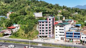 Cảnh núi rừng hoặc tầm nhìn ra núi từ khách sạn