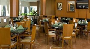 Un comedor con mesas y sillas en un restaurante. en Labersa Grand Hotel &Convention Center, en Parit