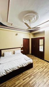 ein Schlafzimmer mit einem Bett und einer Decke in der Unterkunft Cheers Club & Hotel in Udaipur + 19 Fotos