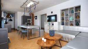 Et tv og/eller underholdning på Villa House S by Villas Guide