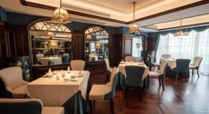 Un comedor con mesas y sillas y un restaurante. en Jin Jiang Nanjing Hotel, en Nanjing