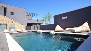 Swimmingpoolen hos eller tæt på Villa House S by Villas Guide