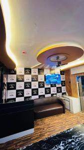 ein Raum mit einer Wand mit einer Bank und einer Wand mit einer Wand in der Unterkunft Cheers Club & Hotel in Udaipur