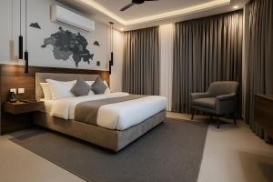 伊斯兰堡Alpirious的一间酒店房间，里面有一张床和一把椅子