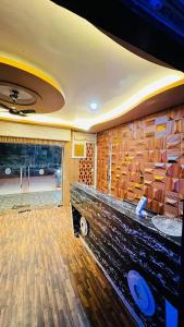 ein Raum mit einer Bar und Stühlen an der Wand in der Unterkunft Cheers Club & Hotel in Udaipur