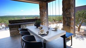 En balkon eller terrasse på Villa House S by Villas Guide